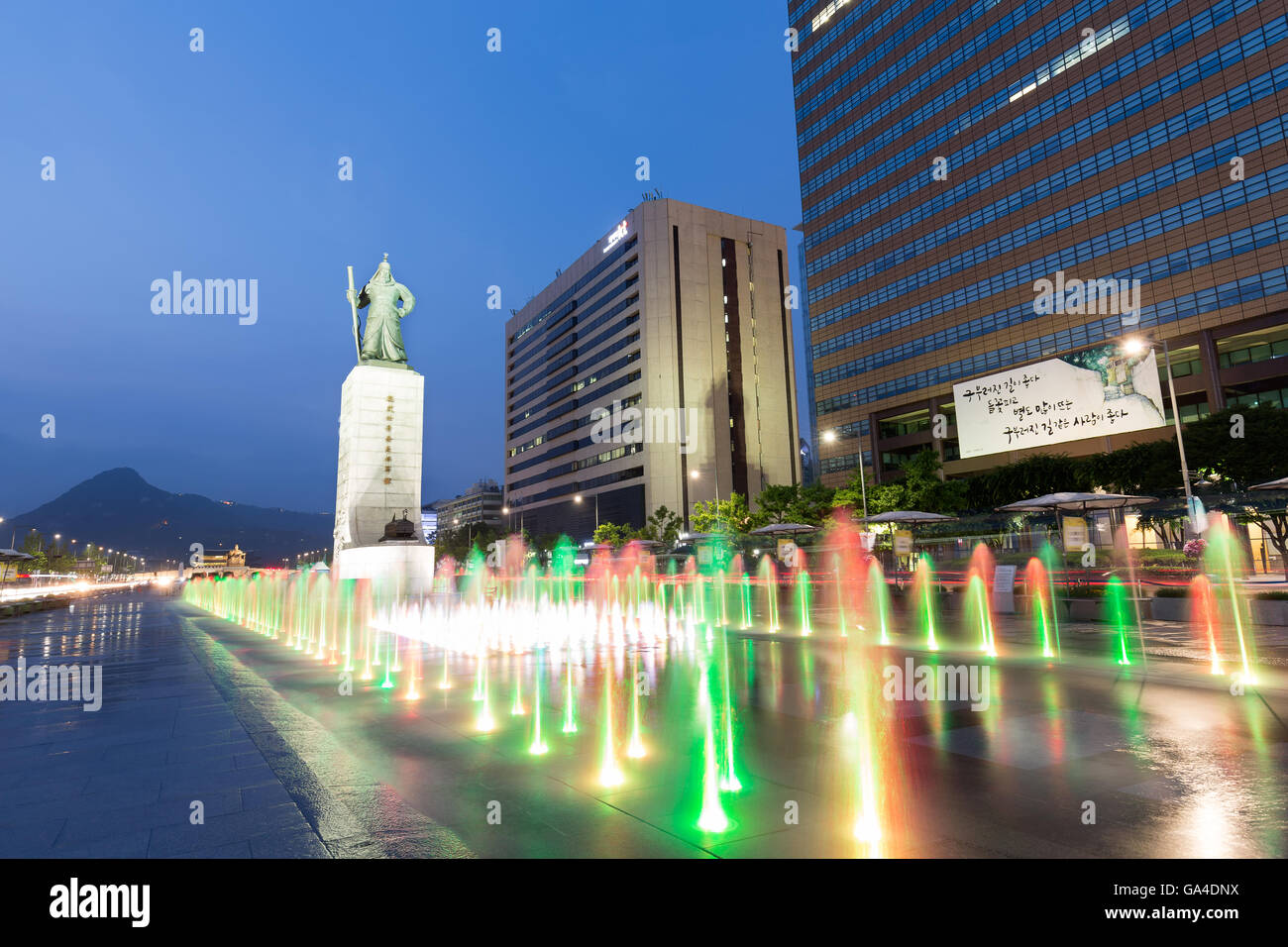 Statue de l'amiral Yi Sun-Sin et couleur marbre fontaine de nuit, la place Gwanghwamun, Séoul, Corée du Sud. Banque D'Images