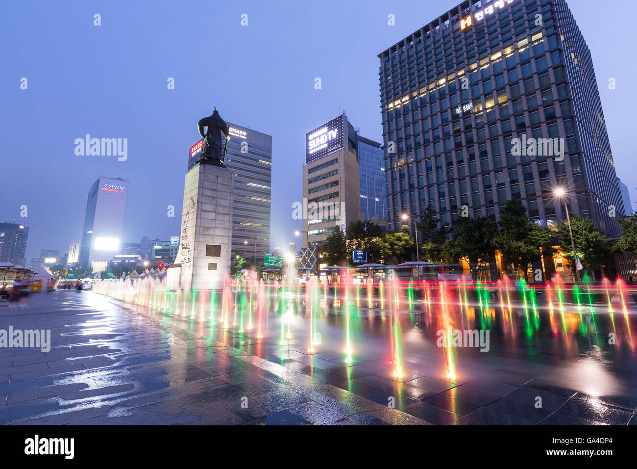 Statue de l'amiral Yi Sun-Sin et couleur marbre fontaine de nuit, la place Gwanghwamun, Séoul, Corée du Sud. Banque D'Images