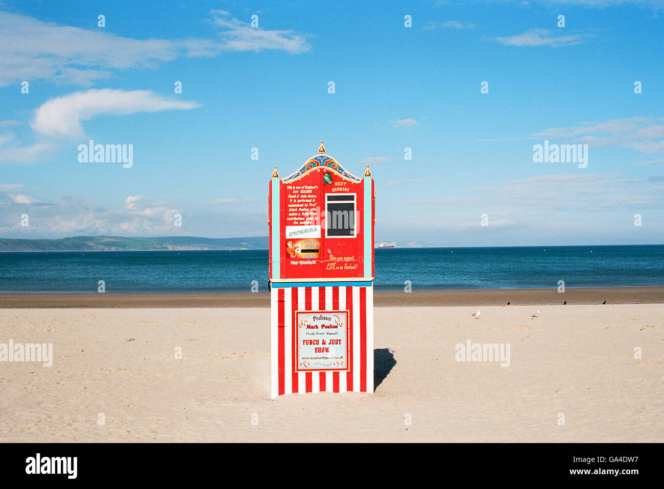 Punch et Judy show s'étant présent à la plage de Weymouth, Dorset, en juin Banque D'Images
