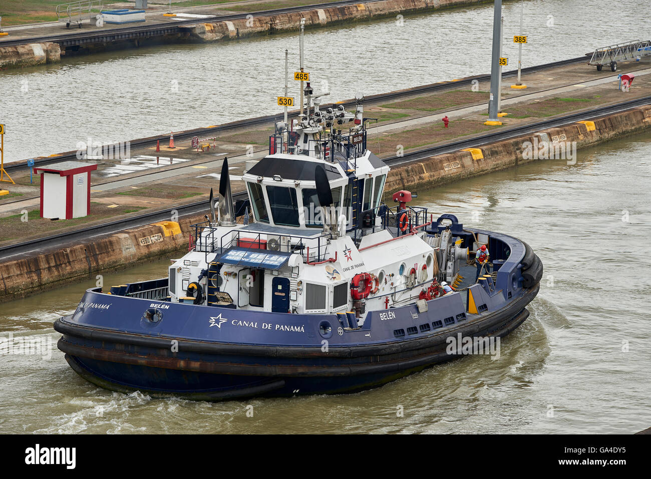 Tugboat à écluses Miraflores Visitors Centre, Canal de Panama, Panama, Panama, Amérique Centrale Banque D'Images