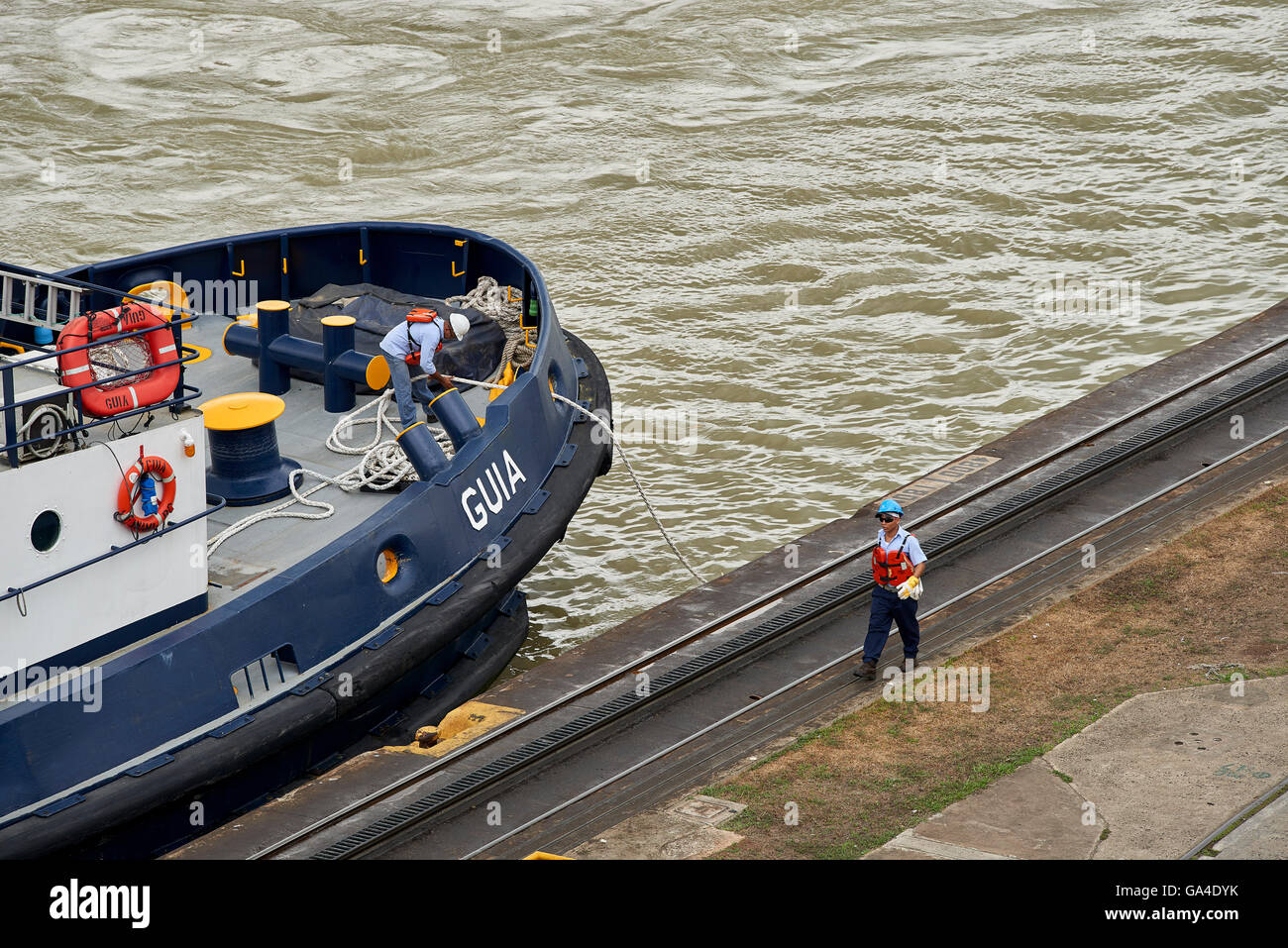 Tugboat à écluses Miraflores Visitors Centre, Canal de Panama, Panama, Panama, Amérique Centrale Banque D'Images