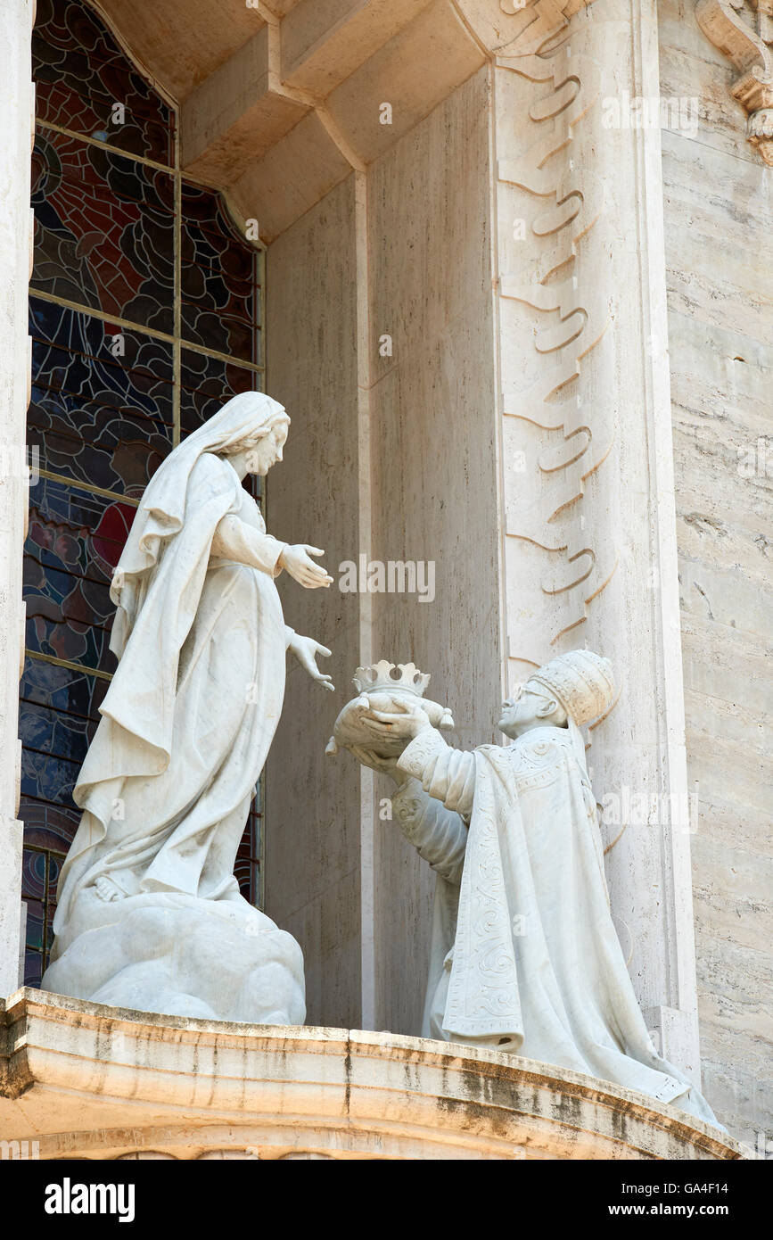 El Papa Pío XII une coronando la Virgen María, Santuario Nacional del Corazón de María, Panama, République du Panama Banque D'Images