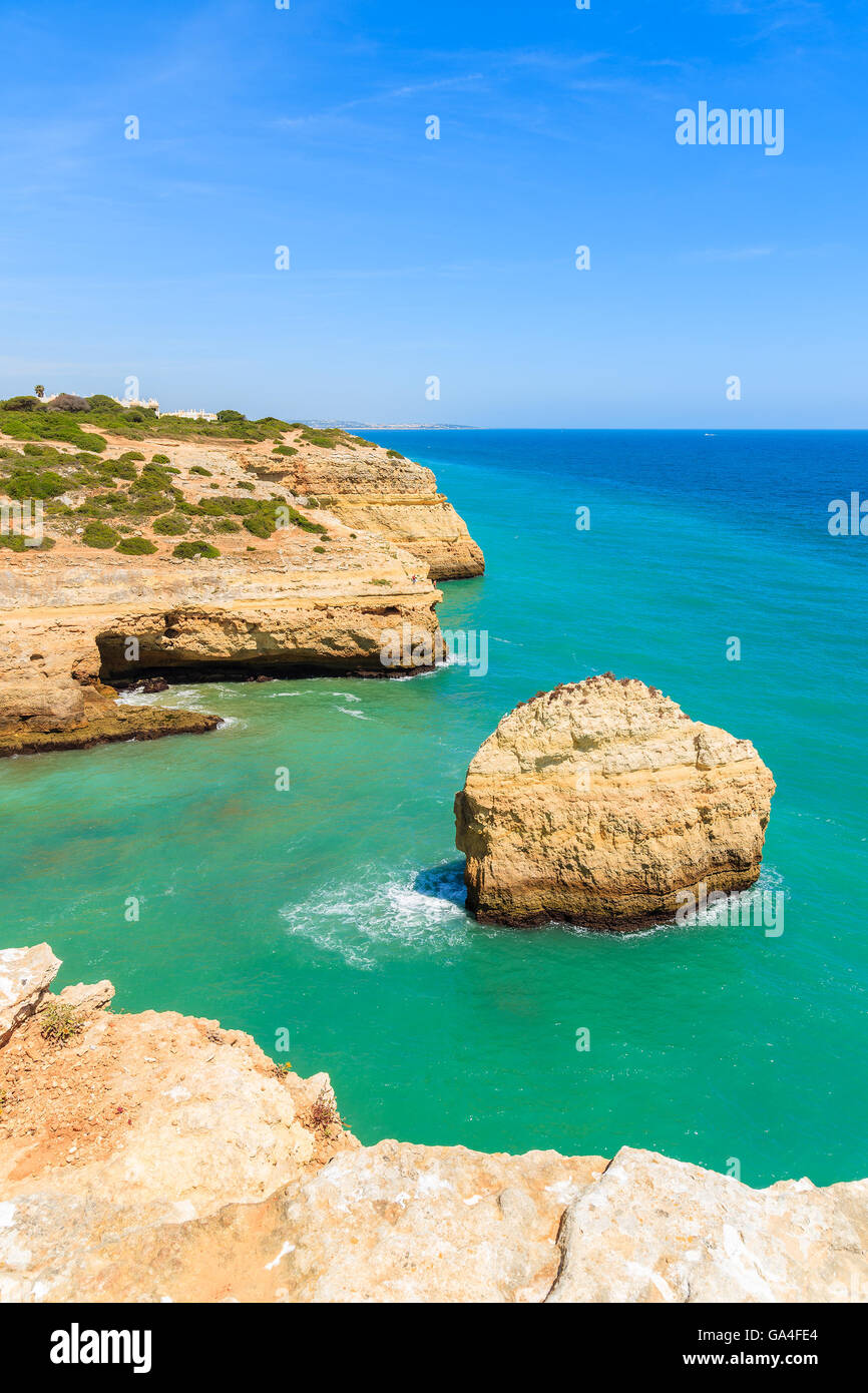 Rock en mer turquoise sur la côte du Portugal près de la ville de Carvoeiro Banque D'Images