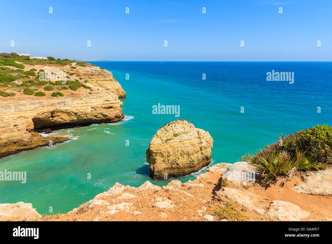 Rock en mer turquoise sur la côte du Portugal près de la ville de Carvoeiro Banque D'Images