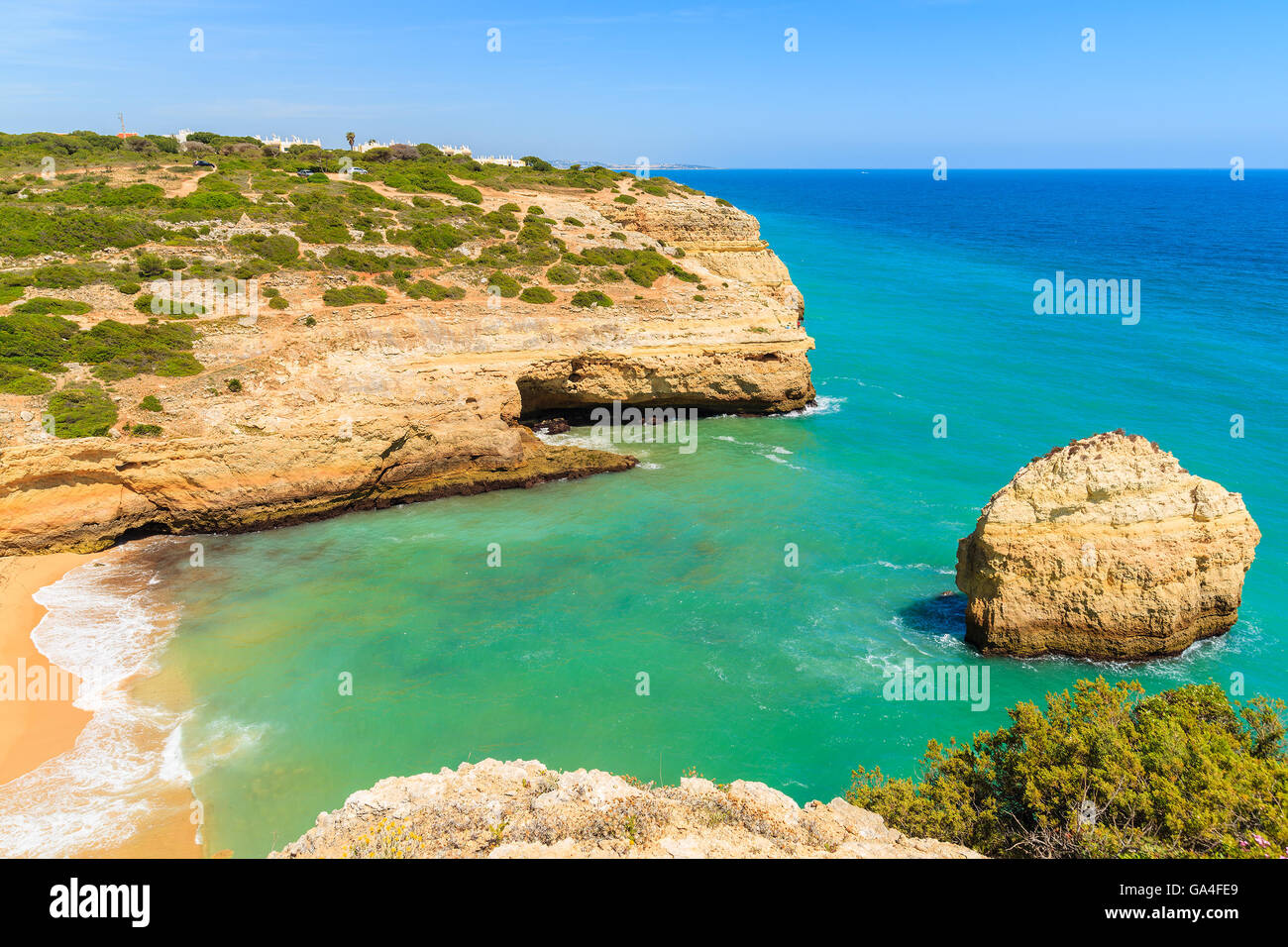 Plage et rock en mer turquoise sur la côte du Portugal près de la ville de Carvoeiro Banque D'Images