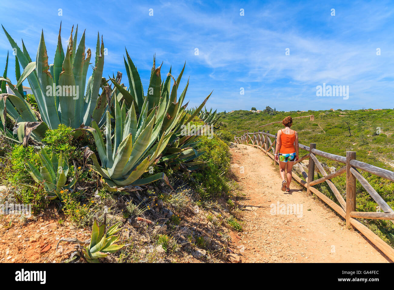 Jeune touriste marche sur chemin côtier le long de la baie de la mer, le Portugal Banque D'Images