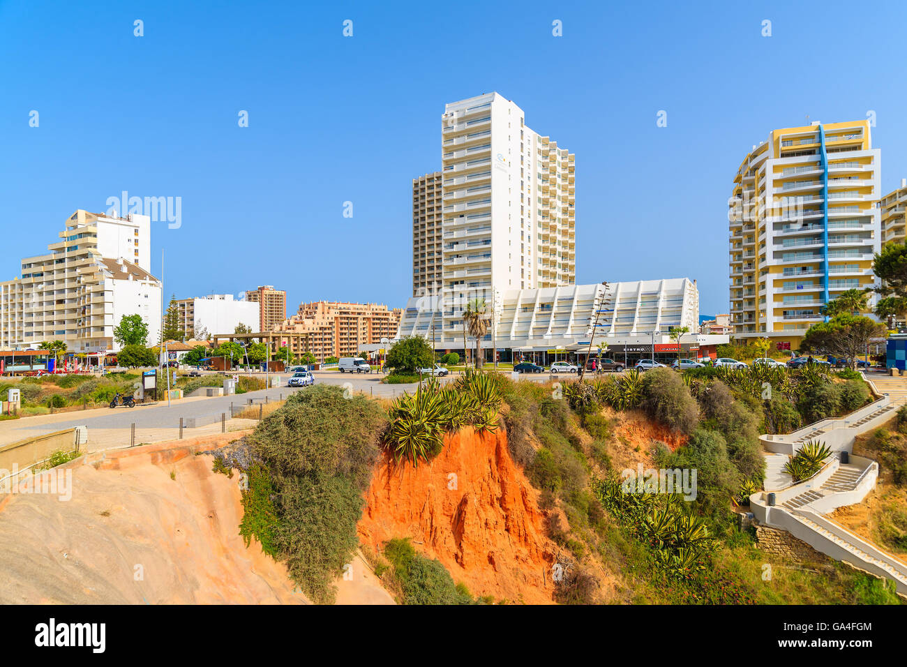 La ville de Portimao, Portugal - 14 MAI 2015 : des tours d'habitation en 2124 la ville sur la côte de Protugal. De plus en plus d'investisseurs de l'Europe de l'ouest acheter appartements de vacances dans la région de l'Algarve. Banque D'Images