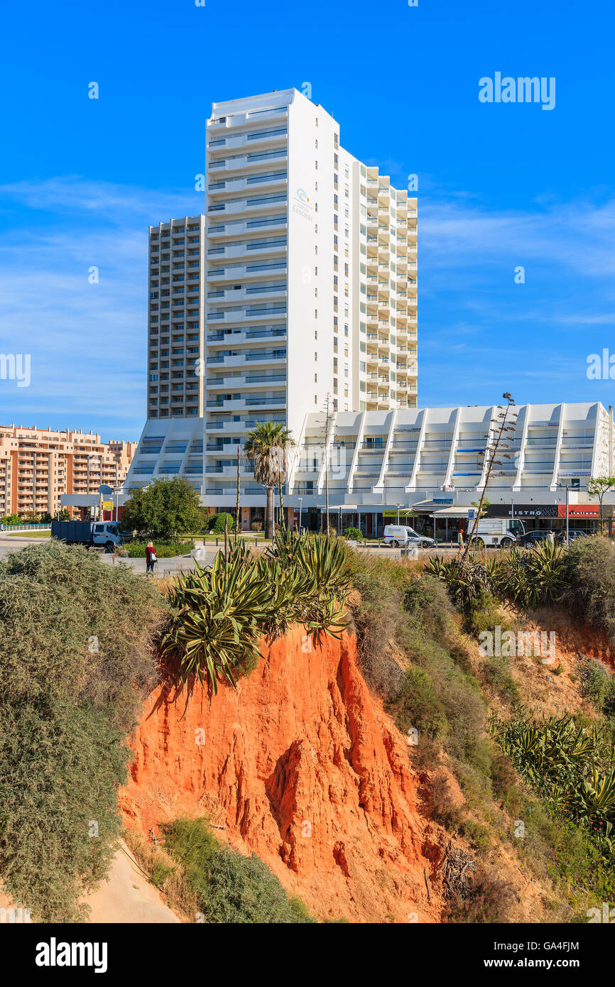 La ville de Portimao, Portugal - 14 MAI 2015 : des tours d'habitation en 2124 la ville sur la côte de Protugal. De plus en plus d'investisseurs de l'Europe de l'ouest acheter appartements de vacances dans la région de l'Algarve. Banque D'Images