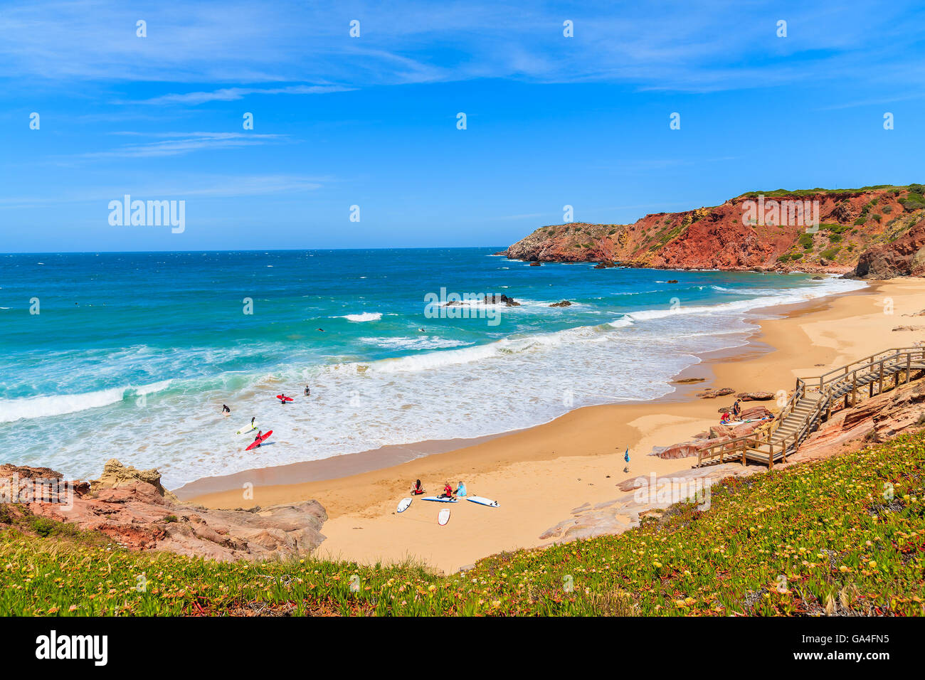 Les surfeurs sur la plage Praia do Amado et belle mer bleue, région de l'Algarve, Portugal Banque D'Images