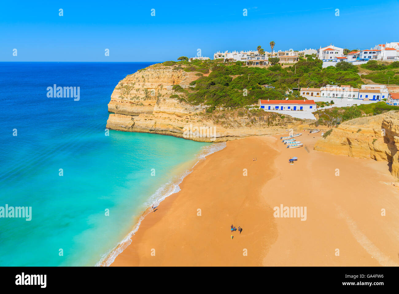 Voir de belles Benagil beach et d'azur de l'eau de mer en région de l'Algarve, Portugal Banque D'Images