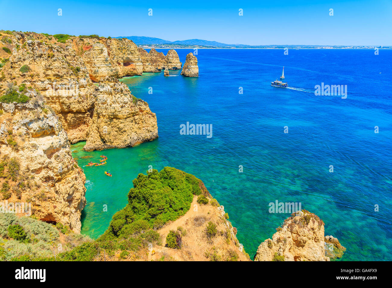 Une vue sur mer baie avec des kayaks et bateaux sur l'eau turquoise à Ponta da Piedade, région de l'Algarve, Portugal Banque D'Images