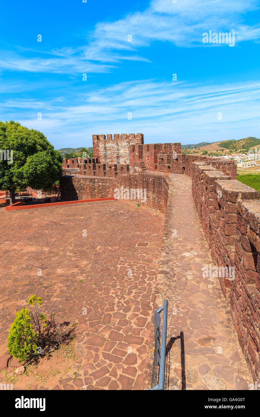 Murs de château médiéval dans la ville de Silves, région de l'Algarve, Portugal Banque D'Images