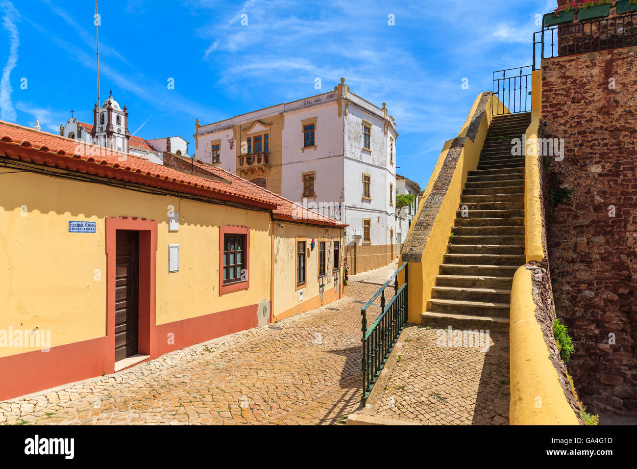 La ville de SILVES, PORTUGAL - 17 MAI 2015 : rue étroite de la vieille ville de Silves aux maisons colorées. Banque D'Images