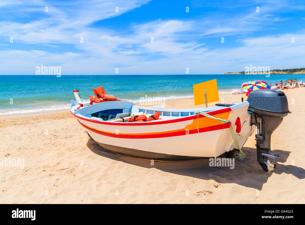 Bateau de pêche sur la plage de sable fin à Armacao de Pera, Algarve, Portugal Banque D'Images