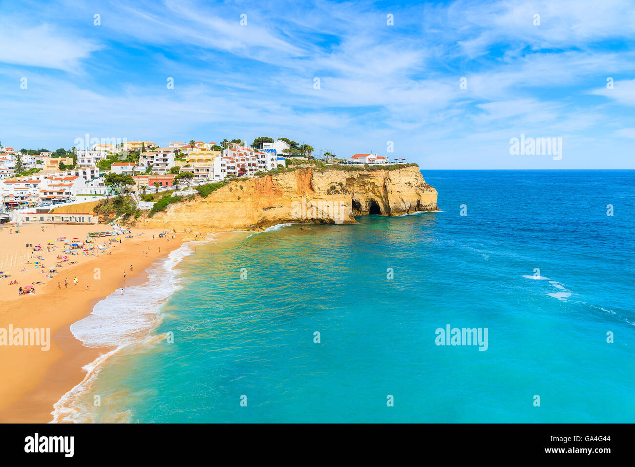 Avec vue sur la plage de Carvoeiro aux maisons colorées sur les côtes du Portugal Banque D'Images