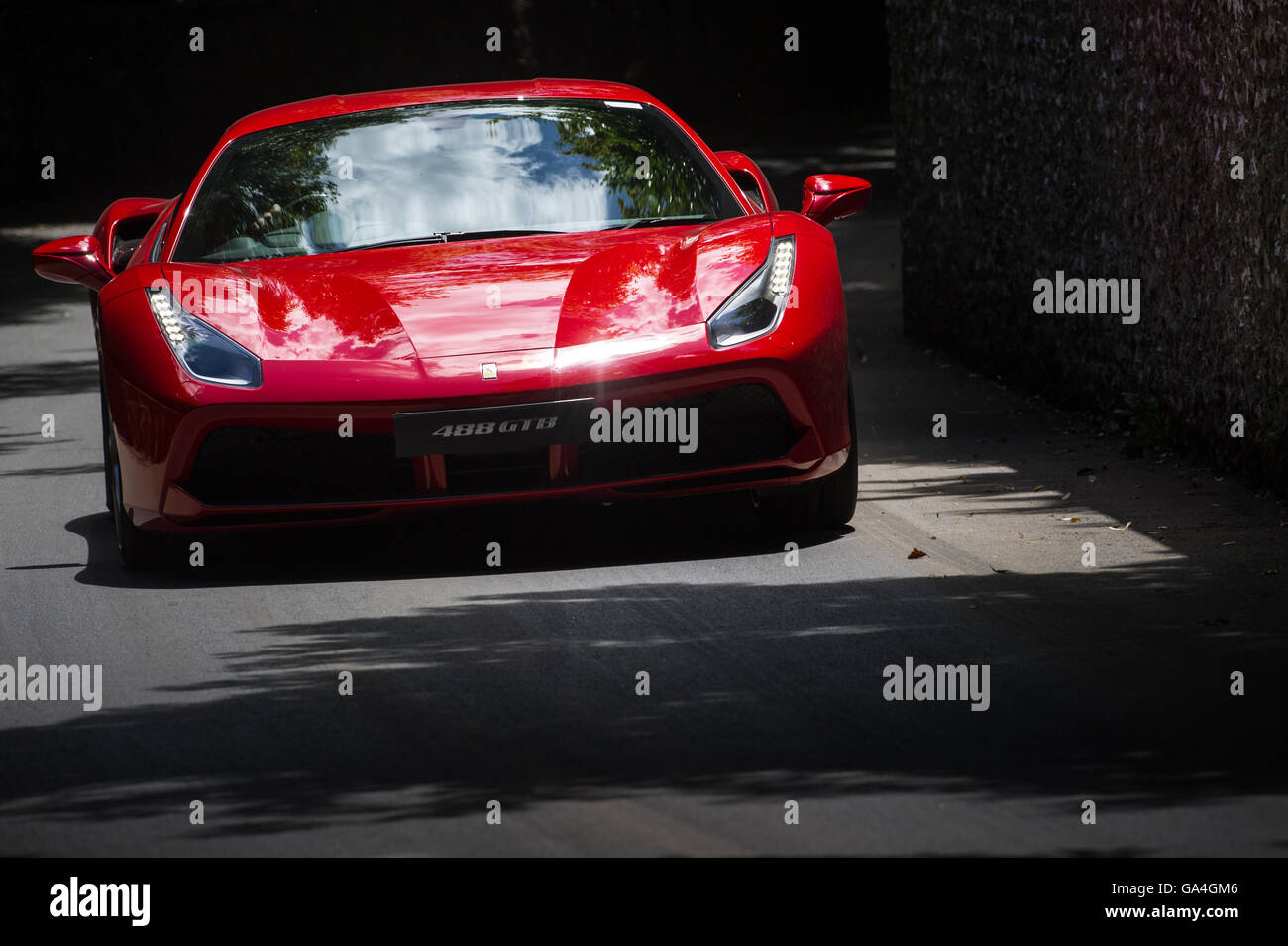 Une Ferrari 488 GTB durs passé le mur en silex au Goodwood Festival of Speed 2016 Banque D'Images