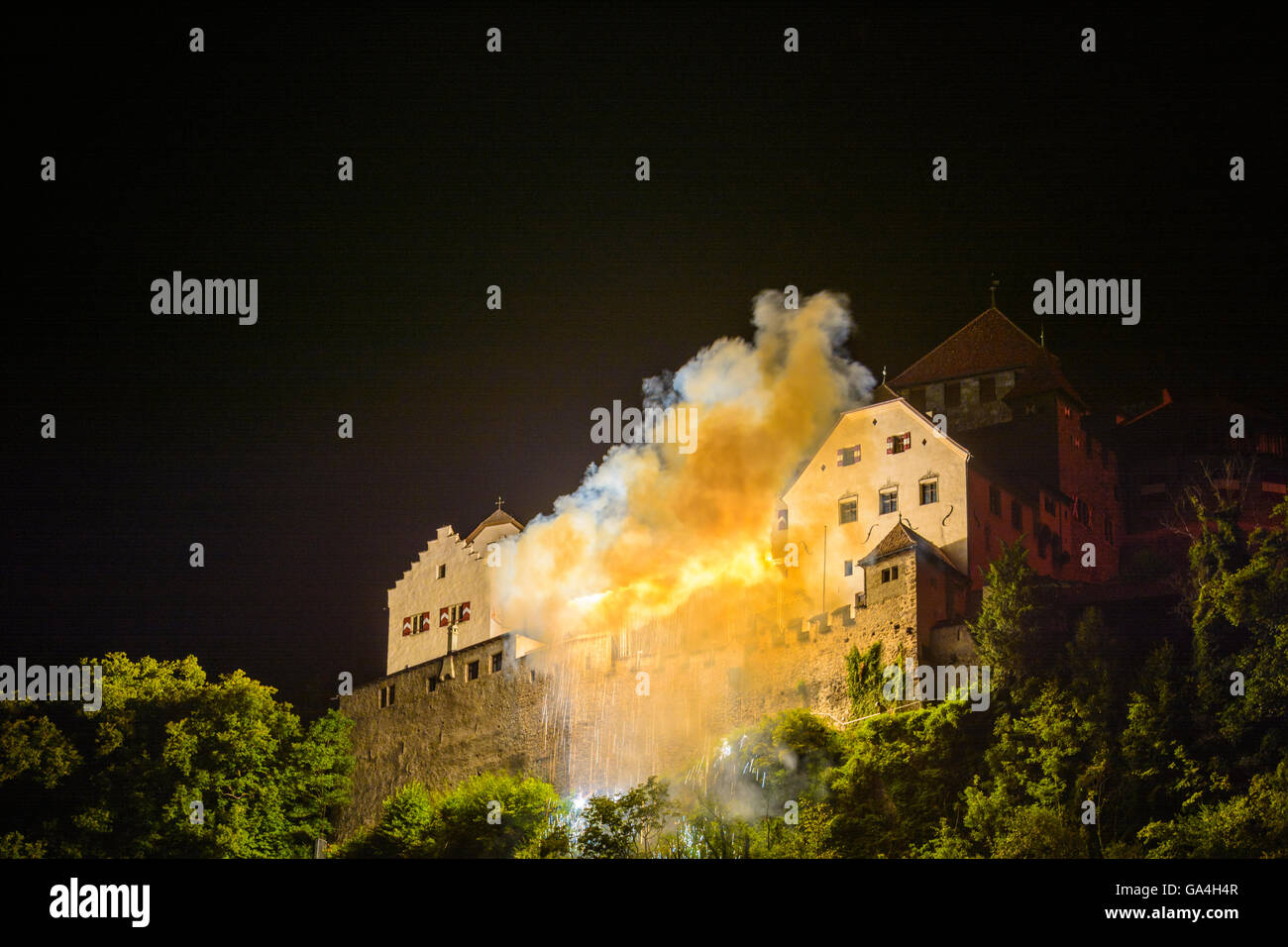 Journée nationale de Vaduz Liechtenstein : Fireworks, Château de Vaduz Liechtenstein Banque D'Images