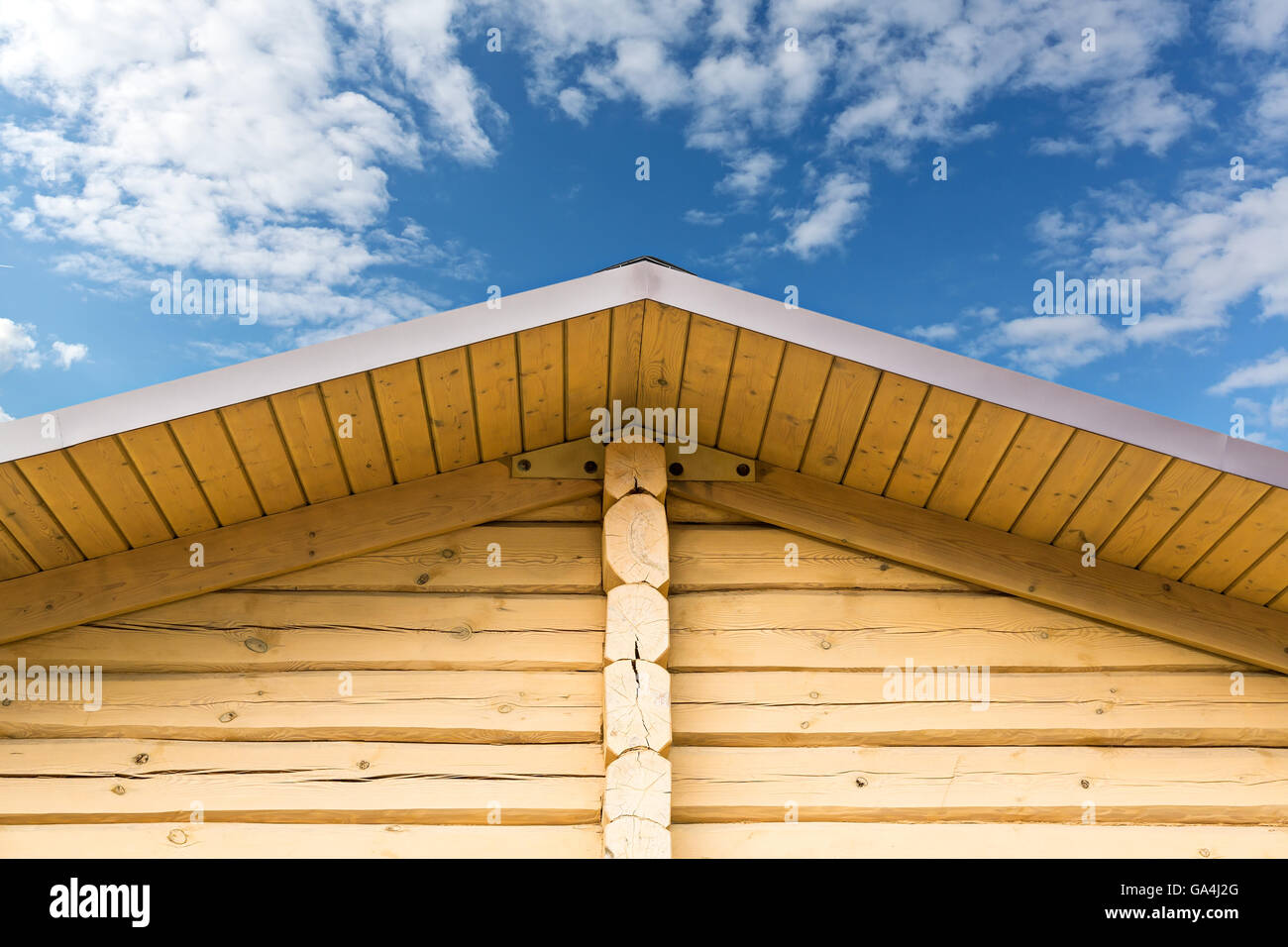 Toit en bois avec gable log mur contre ciel nuageux Banque D'Images