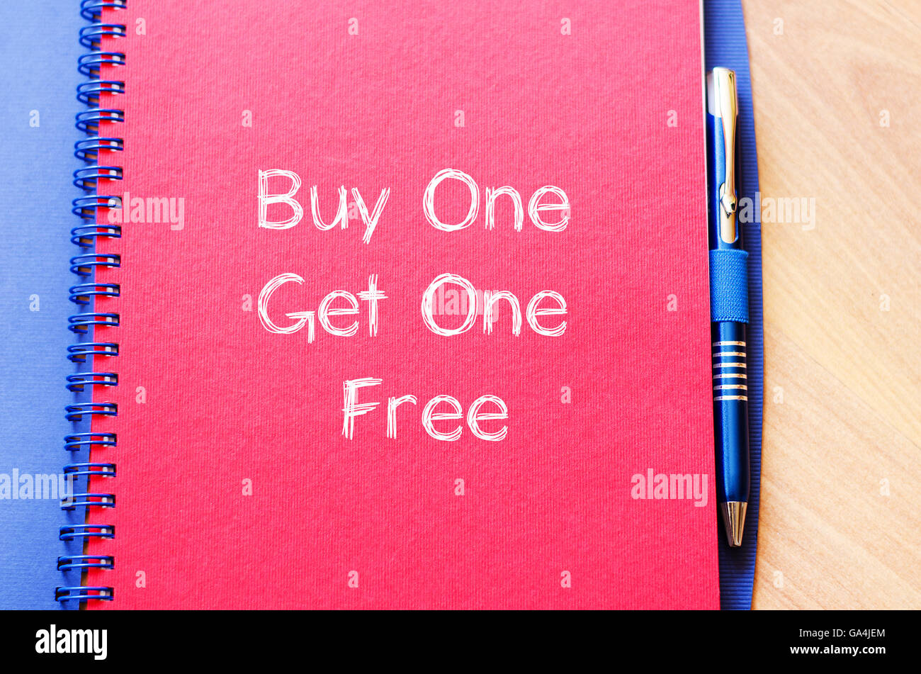 L'achat un obtiennent un concept texte libre d'écrire sur ordinateur portable Banque D'Images