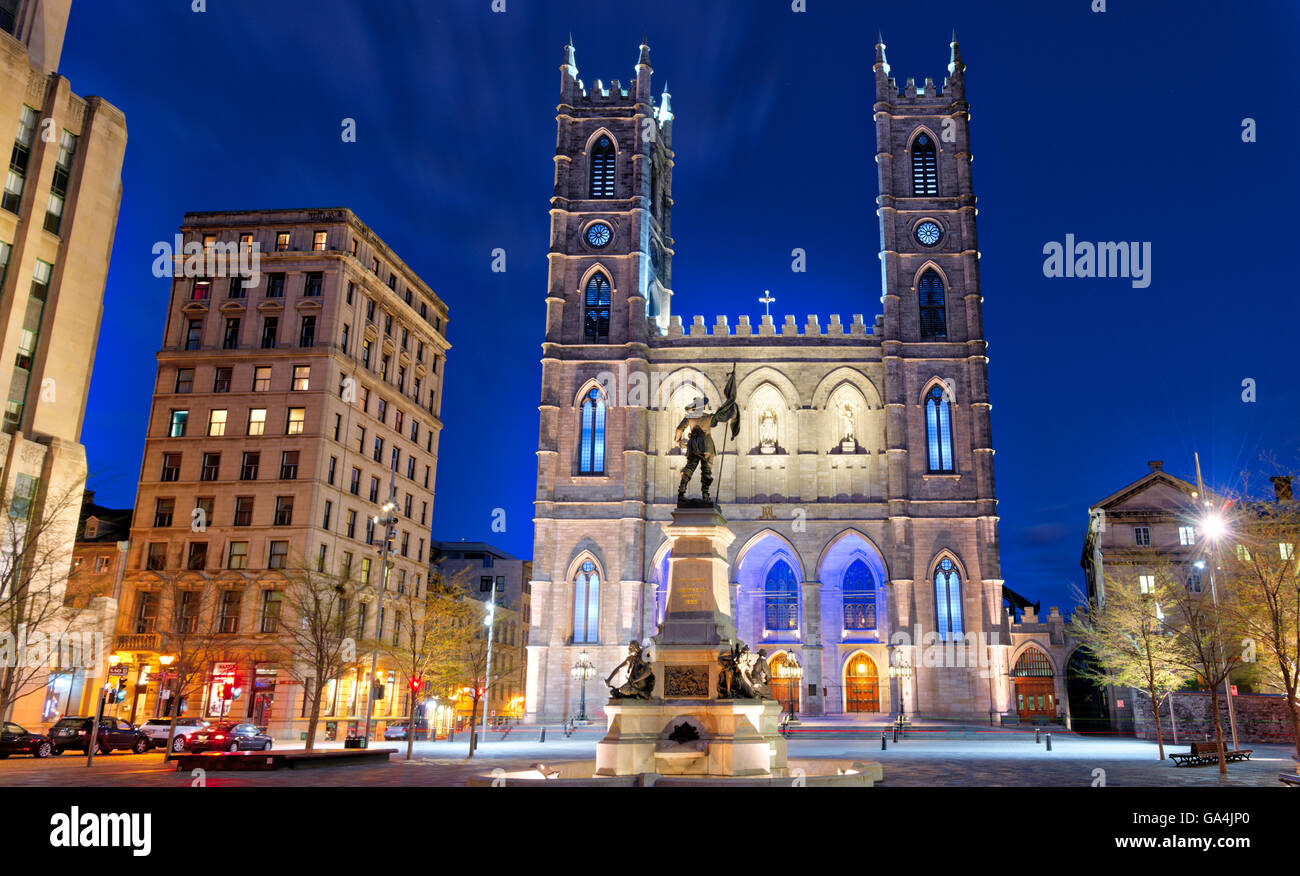 La place d'armes et la Basilique de Montréal, Québec, Canada la nuit Banque D'Images