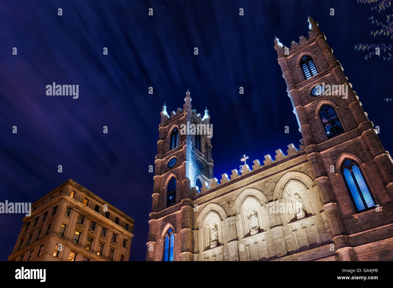 La Basilique de Notre Dame de Montréal Québec Canada, photo de nuit avec les nuages filant passé Banque D'Images