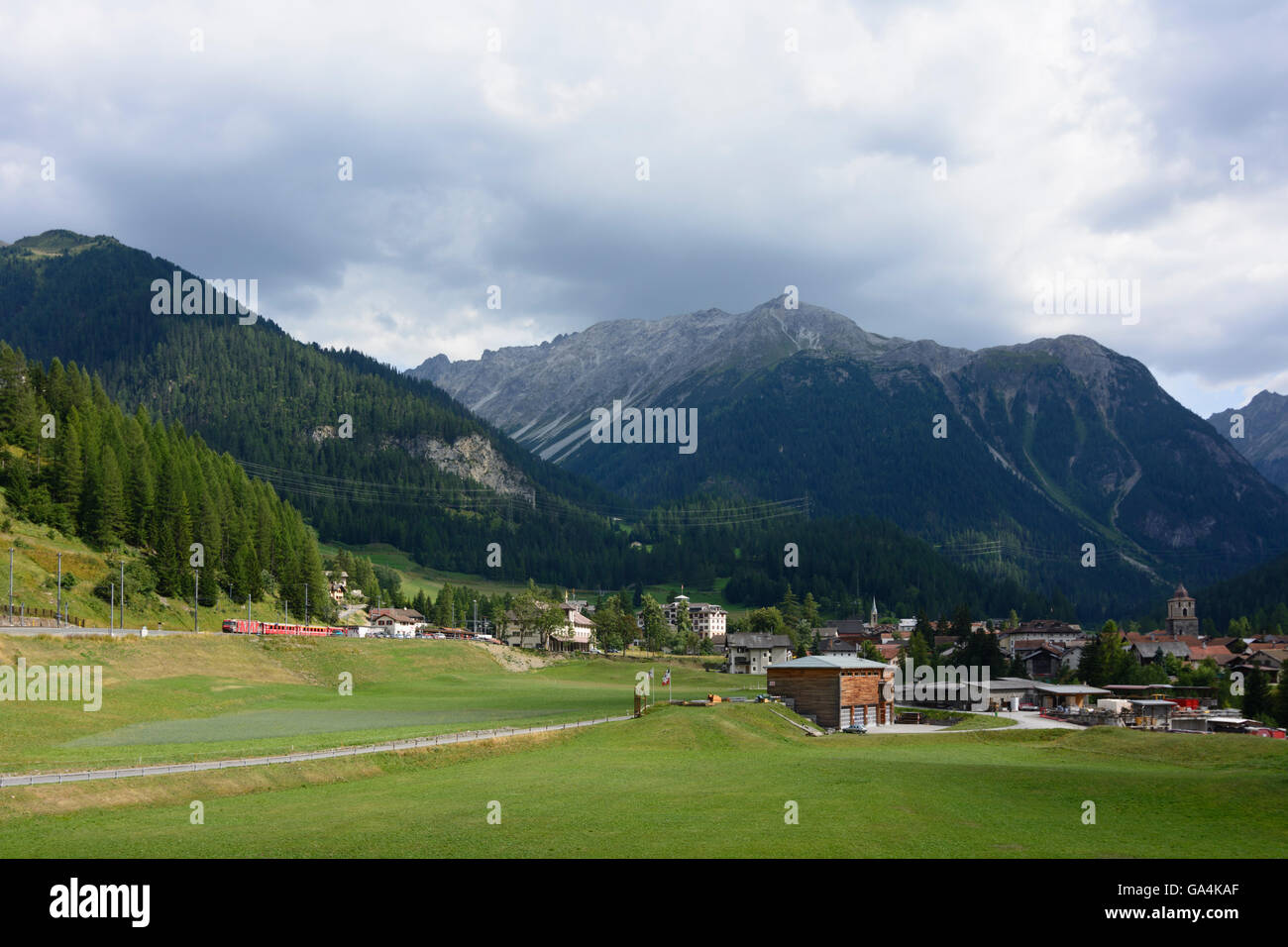 Bergün/Bravuogn donnant sur Bergün avec un train du chemin de fer rhétique dans la ligne de l'Albula, Grisons, Suisse Grisons Albul Banque D'Images