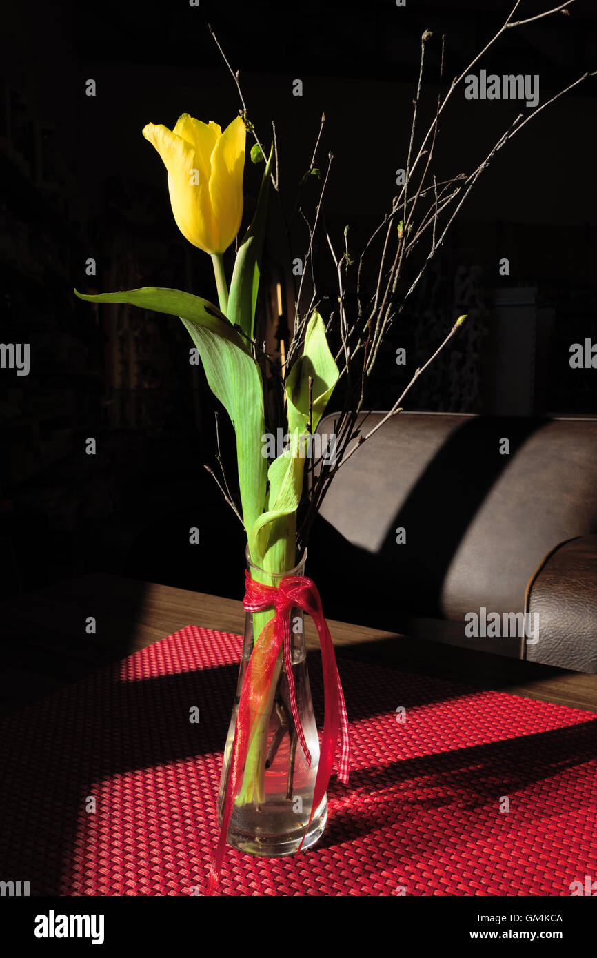 Avec décoration de table tulipe jaune Banque D'Images