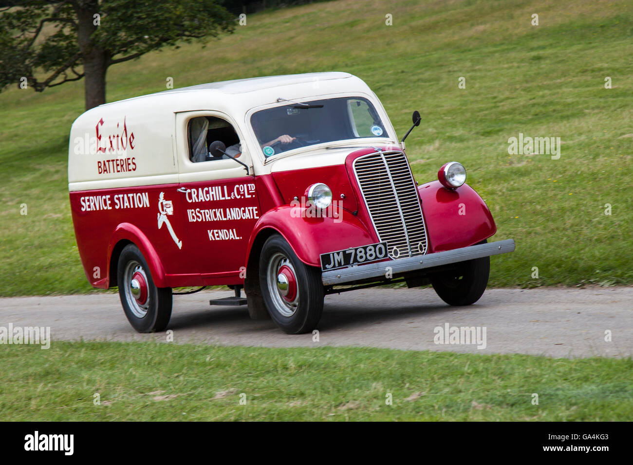 Exide batteries 1948 Ford E83W Thames Fordson 10cwt fourgonnette commerciale vintage à Leighton Hall, Carnforth, Lancashire, Lakeland Classic car Rally organisé par Mark Woodward Classic Events, il s'agit de l'un des 12 spectacles organisés dans différents endroits du pays et présente plus de 400 voitures classiques, voitures anciennes, moteurs fixes,publicités et véhicules restaurés. Banque D'Images