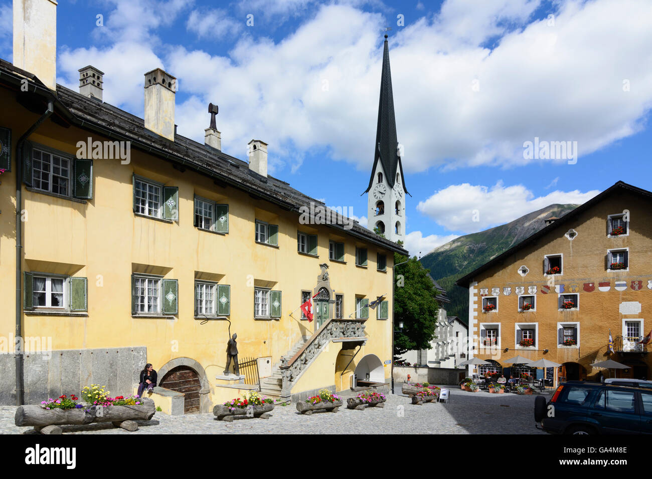 Place centrale du village de Zuoz avec la Planta House, l'Église réformée et l'hôtel Crusch Alva Suisse Grisons, Grisons Banque D'Images