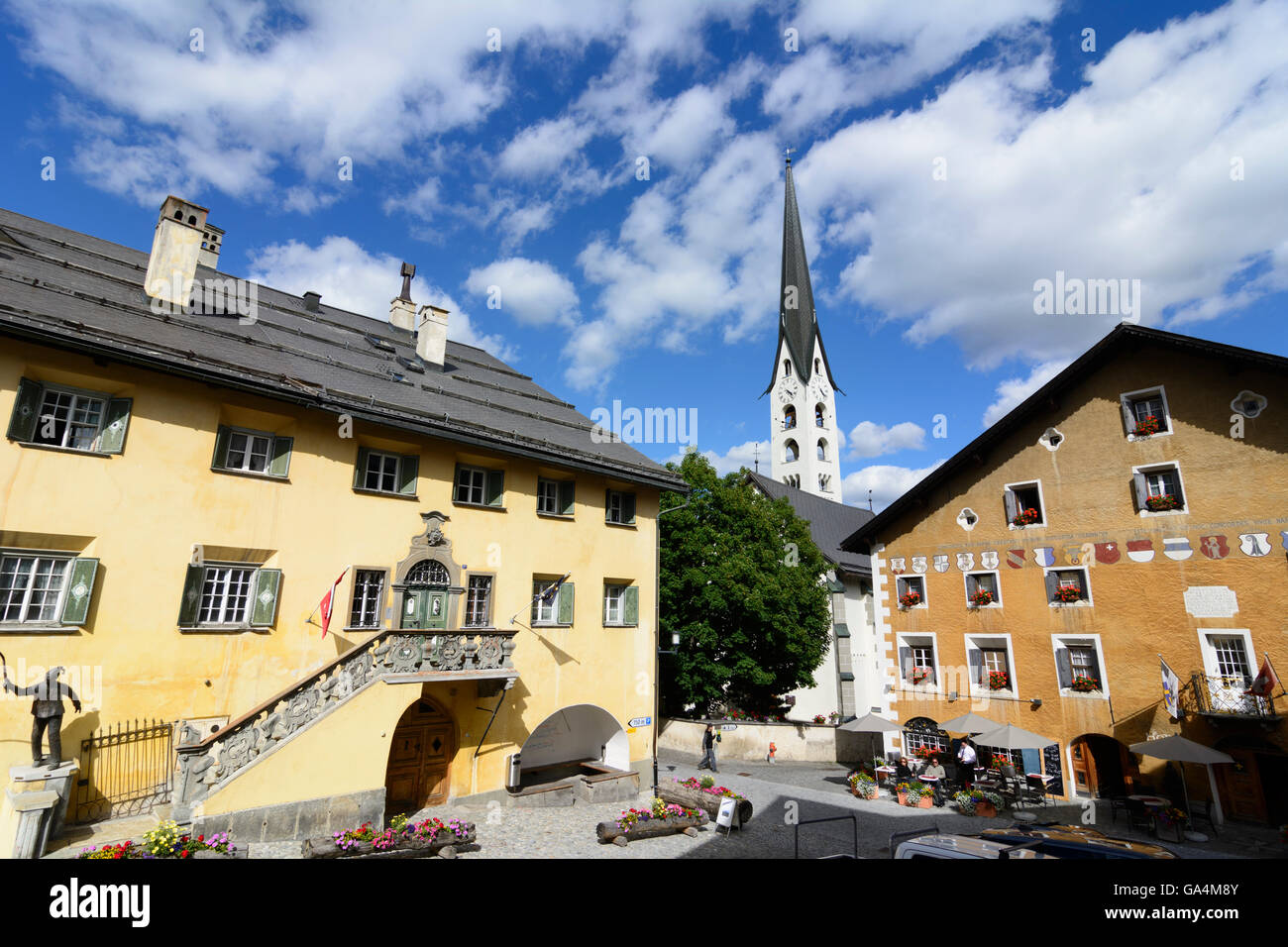 Place centrale du village de Zuoz avec la Planta House, l'Église réformée et l'hôtel Crusch Alva Suisse Grisons, Grisons Banque D'Images