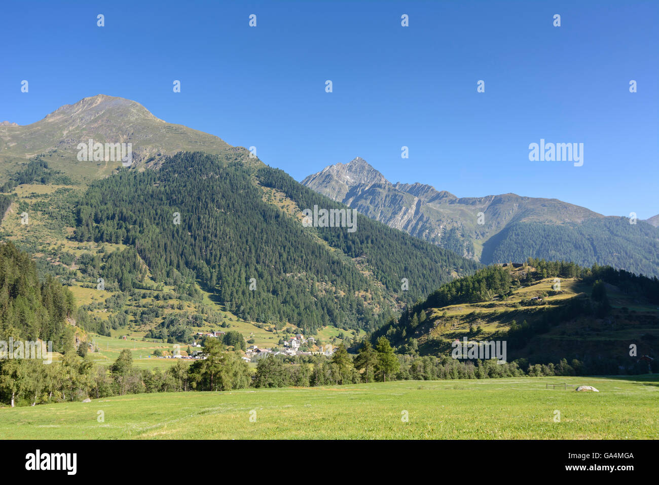 Susch surplombant la vallée et Susch River Inn Suisse Grisons, Grisons Unterengadin, Basse-engadine Banque D'Images