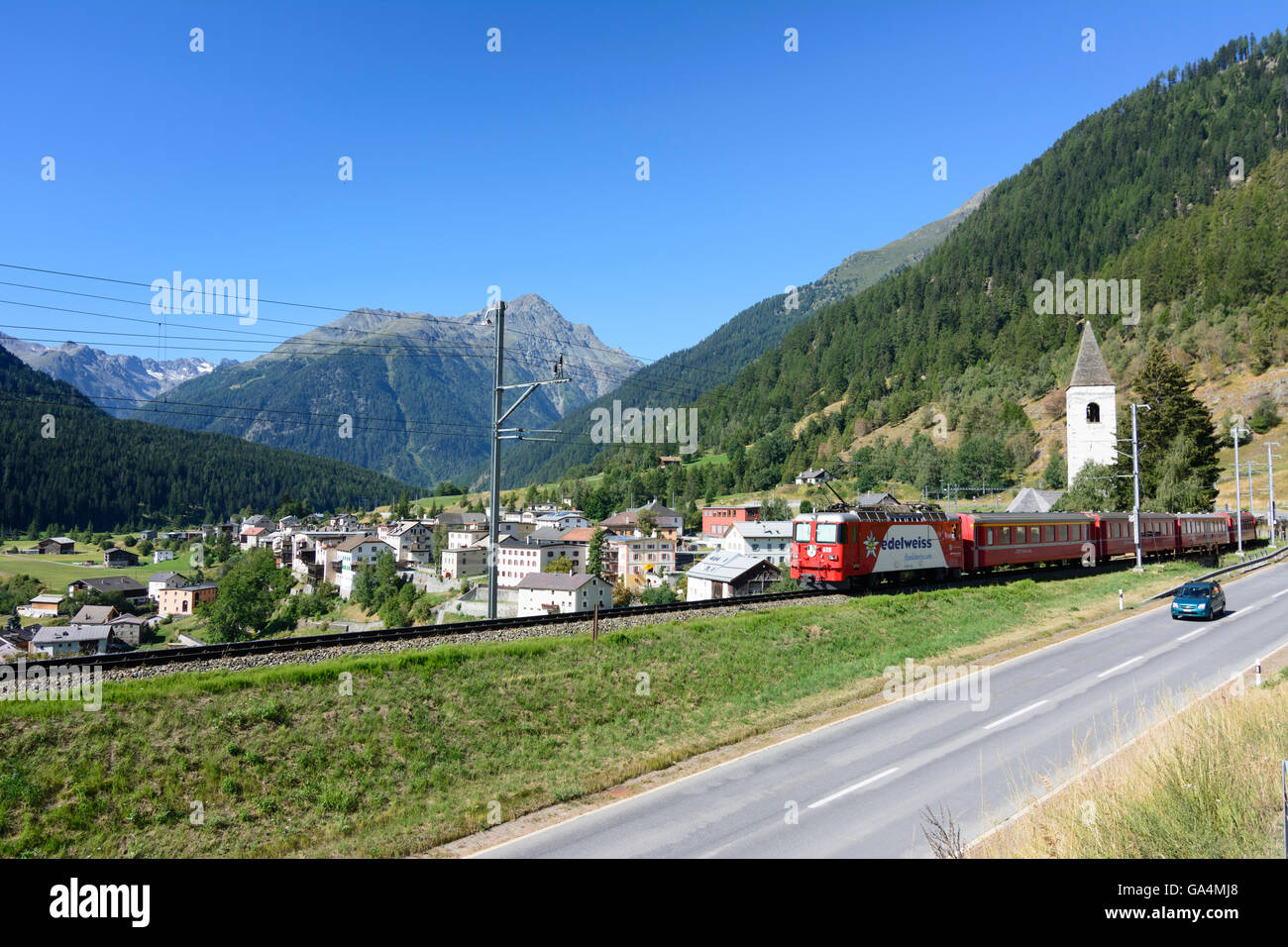 Lavin Lavin et donnant sur un train du chemin de fer rhétique, Grisons Grisons Unterengadin, Basse-engadine Banque D'Images