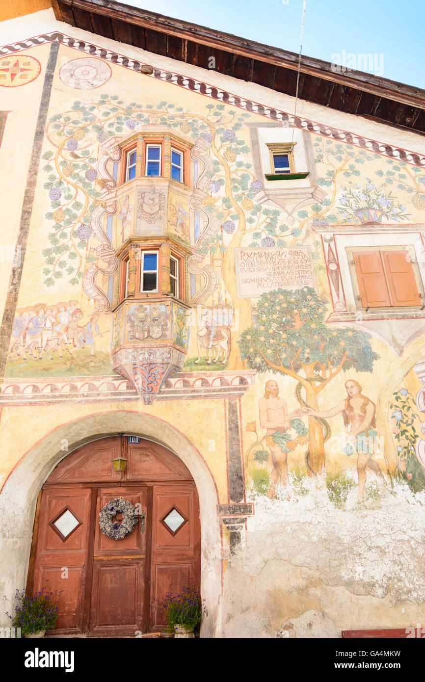 Ardez maison ornée de sgraffites avec chute de l'homme représentation suisse Grisons, Grisons Unterengadin, Basse Engadine Banque D'Images