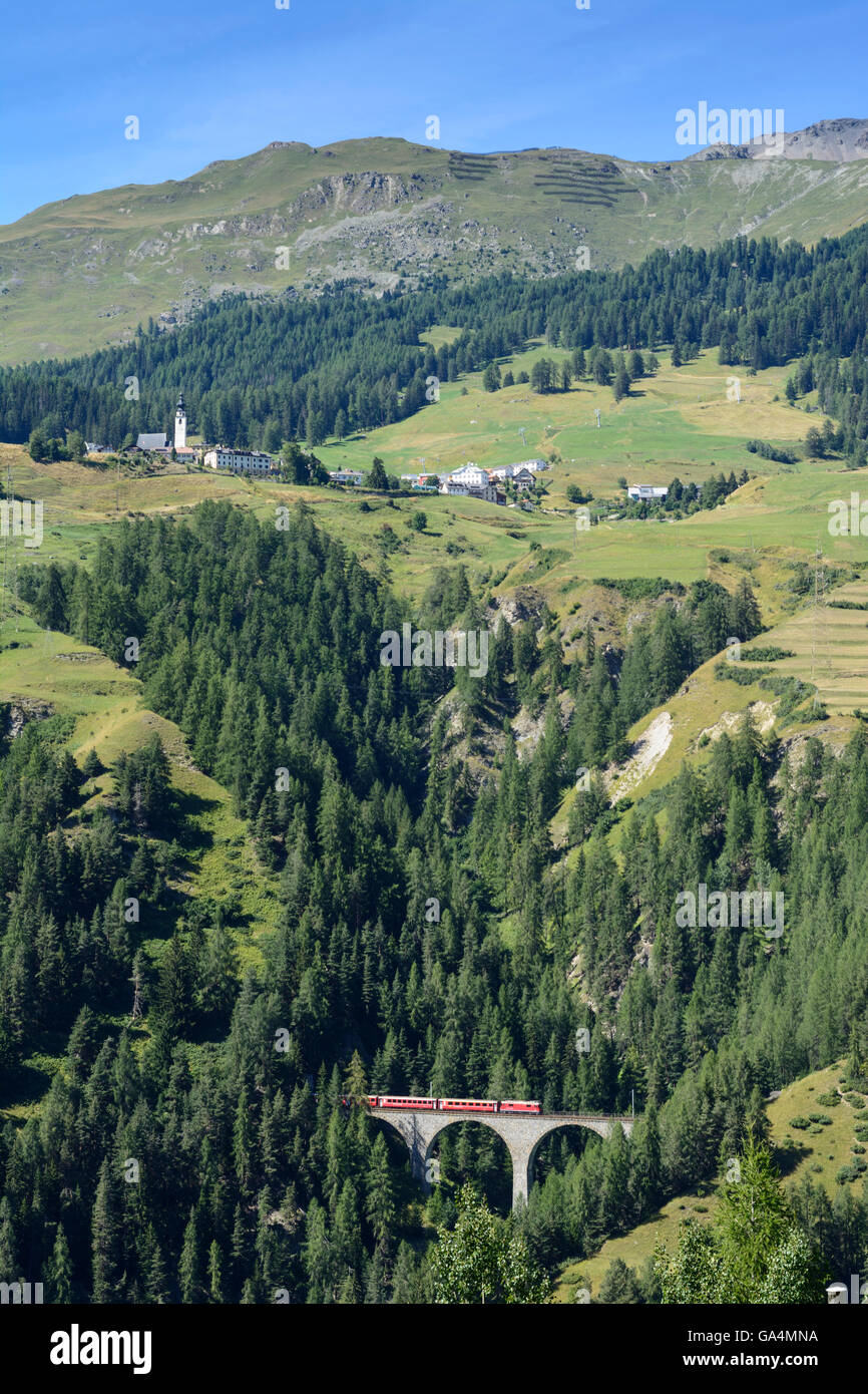 Donnant sur Ftan Ftan et un train du chemin de fer rhétique Suisse Grisons, Grisons Unterengadin, Basse-engadine Banque D'Images