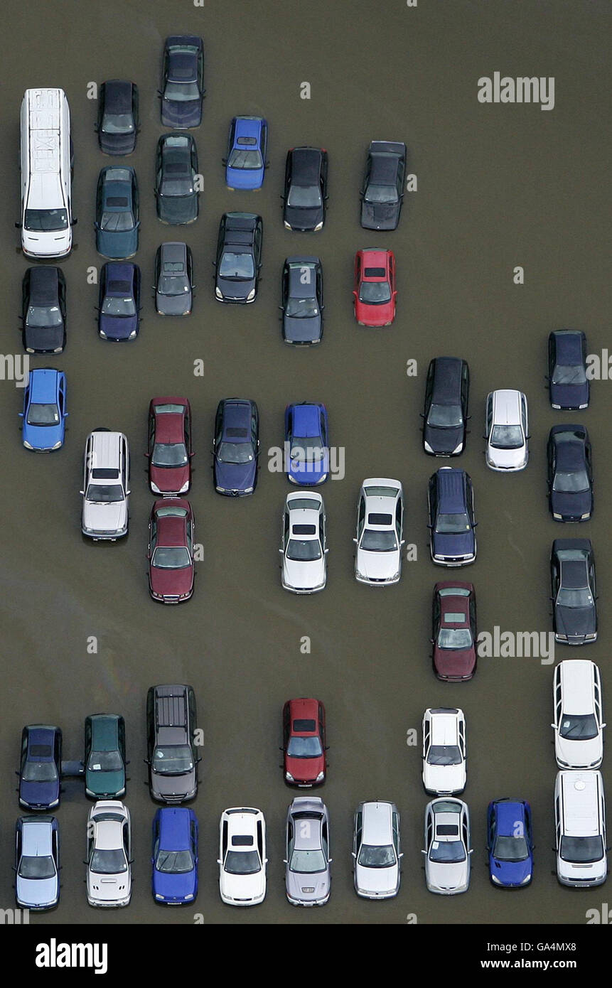 Les voitures sont à moitié immergées dans les eaux de crue, dans un parking près de Tewkesbury, Gloucestershire. Banque D'Images