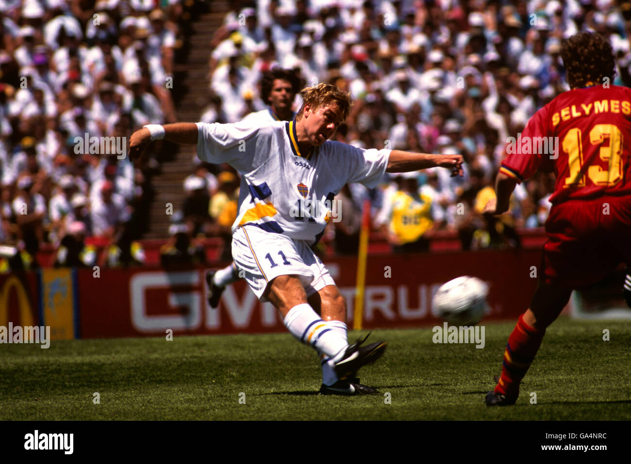 Football - coupe du monde USA 1994 - Quarter finals - Suède / Roumanie - Stanford Stadium.Tomas Brolin prend une photo Banque D'Images