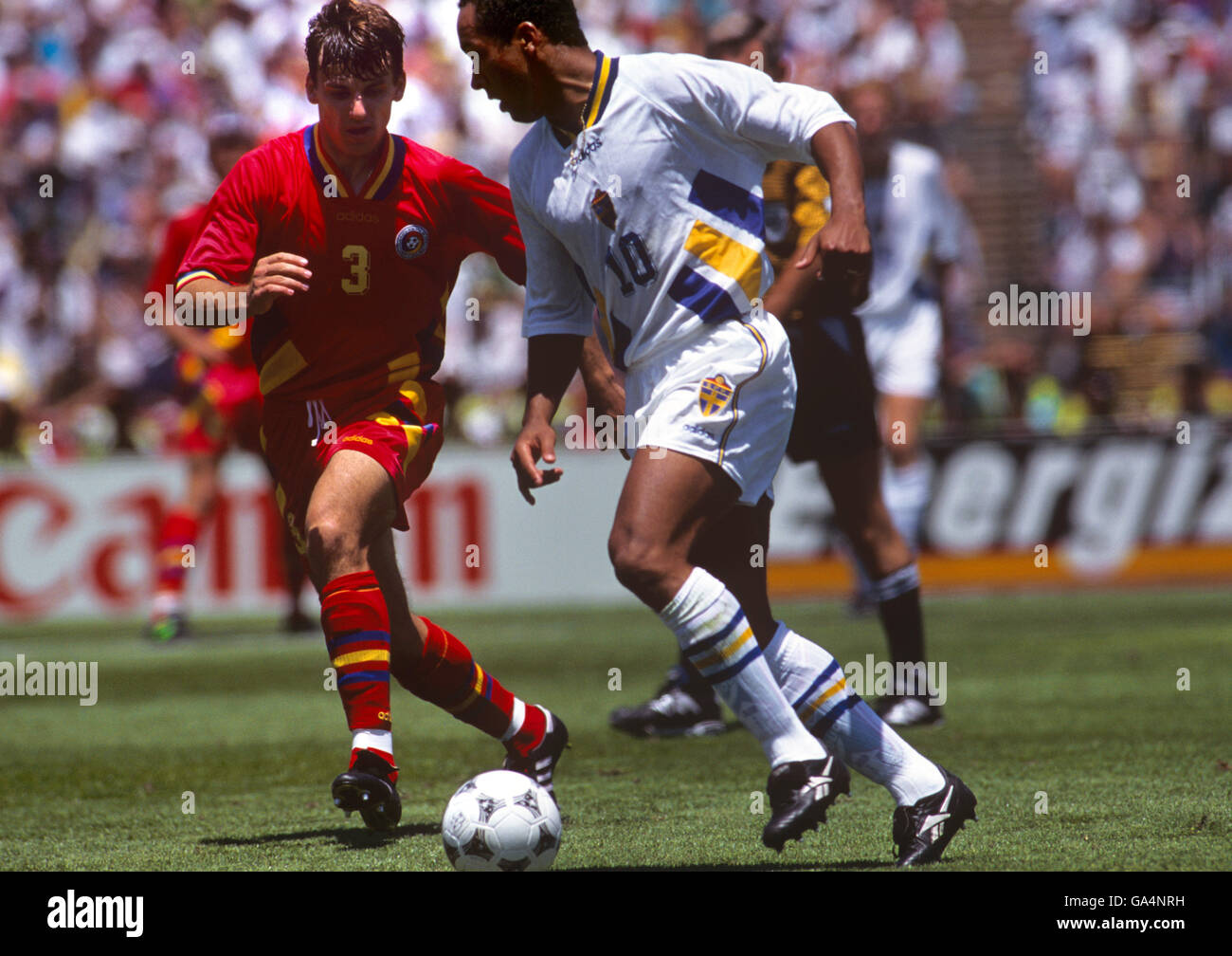 Football - coupe du monde USA 1994 - Quarter finals - Suède / Roumanie - Stanford Stadium.Suède / Roumanie Martin Dahlin sur le ballon Banque D'Images