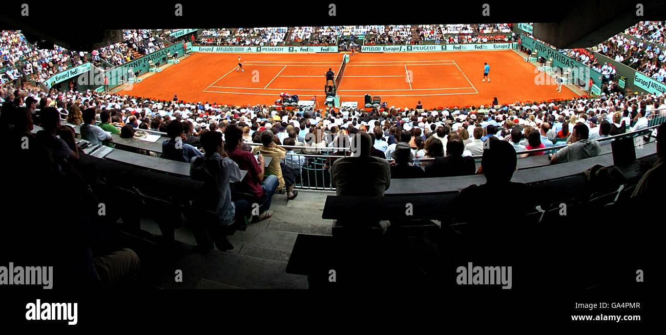 Vue générale de Roger Federer en action contre Nikolay Davydenko Banque D'Images