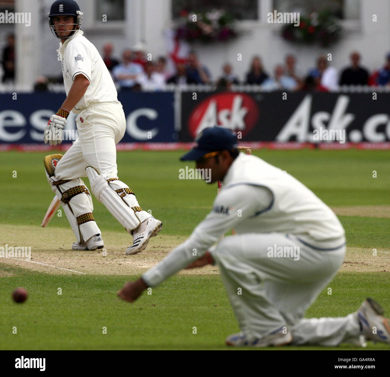 Cricket - npower second Test - Angleterre / Inde - jour 1 - Trent Bridge.Alastair Cook en Angleterre passe devant VVS Laxman en Inde lors du deuxième match de npower Test à Trent Bridge, Nottingham. Banque D'Images