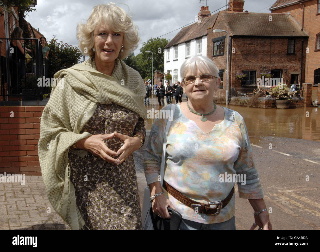 Charles et Camilla rencontrez des victimes des inondations Banque D'Images