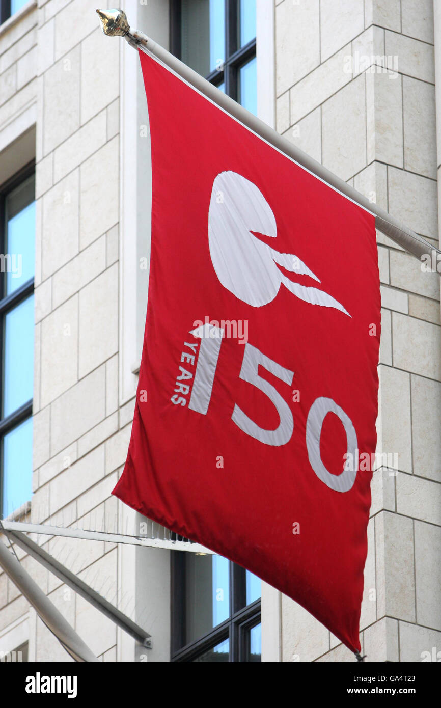 Vue d'un drapeau portant le logo Santander à l'extérieur de Santander House dans le centre de Londres. Banque D'Images Vue d'un drapeau portant le logo Santander à l'extérieur de Santander House dans le centre de Londres. Banque D'Images