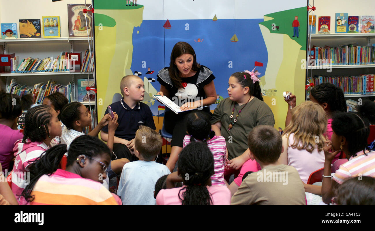 TV Presenter, et mère de trois enfants, Davina McCall parle aux enfants en visite alors qu'elle lance une nouvelle initiative « ea Smart Story Telling » de Coastguard, à la Marylebone Library, dans le centre de Londres. Banque D'Images