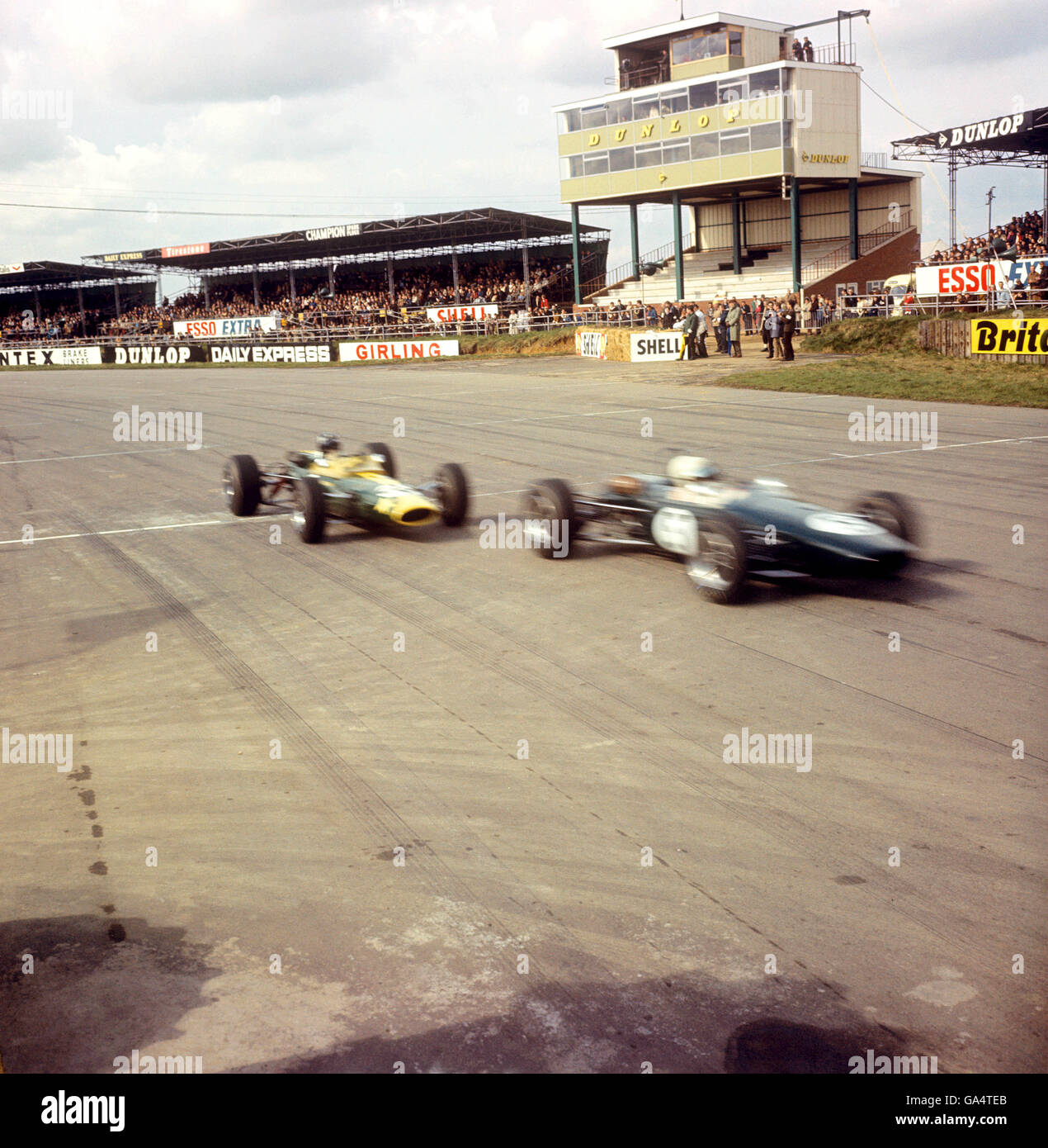 Ian Refs (5) dirige Frank Gardner (3) dans le D.E. ET H.O. Weils Trophée à Silverstone, Northamptonshire, le lundi de Pâques 941-4 Banque D'Images