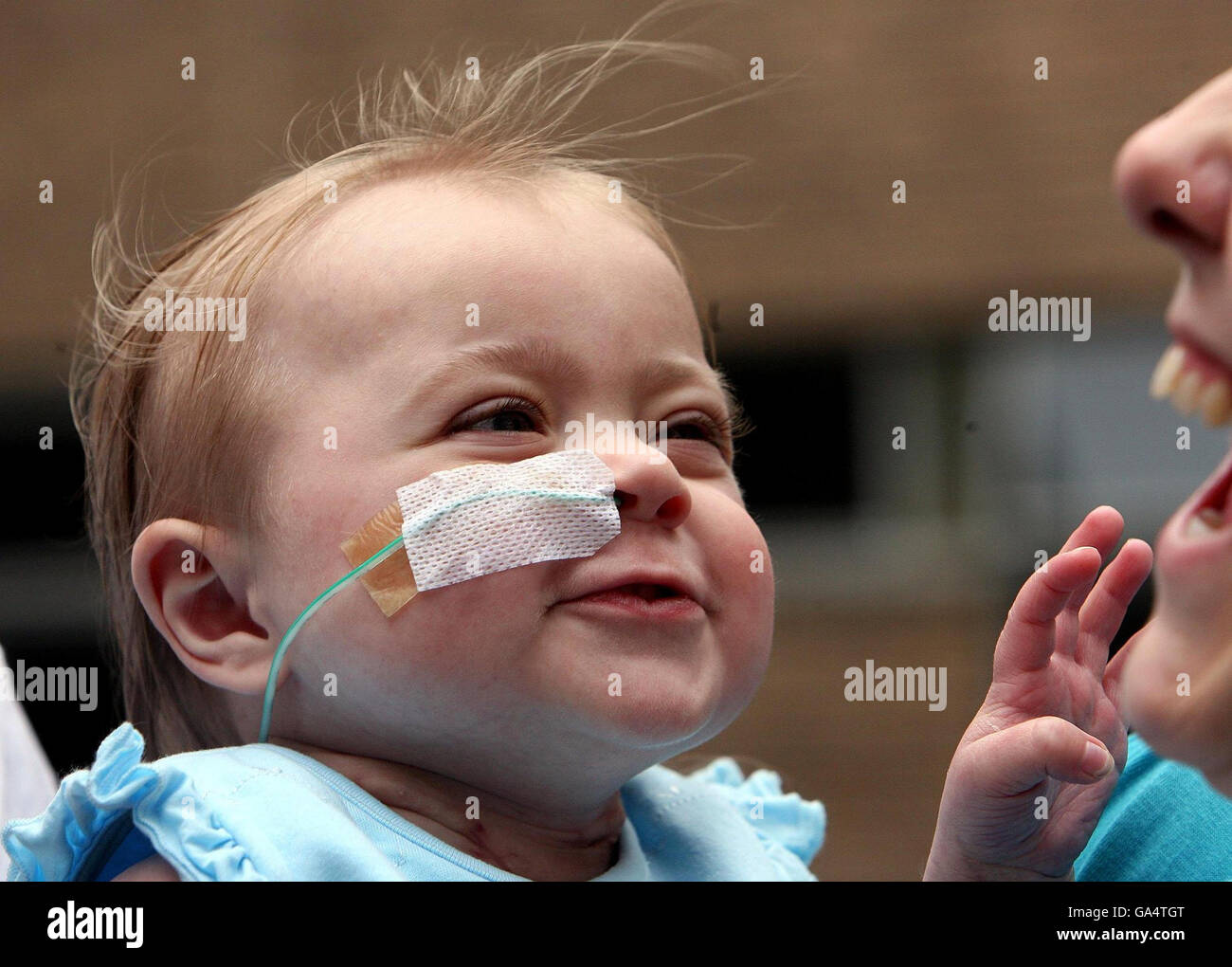 Zoe Chambers, âgé de 19 mois, de Hull avec la mère Julie quittant l'hôpital Freeman de Newcastle après avoir subi une opération de transplantation cardiaque salvante. Banque D'Images