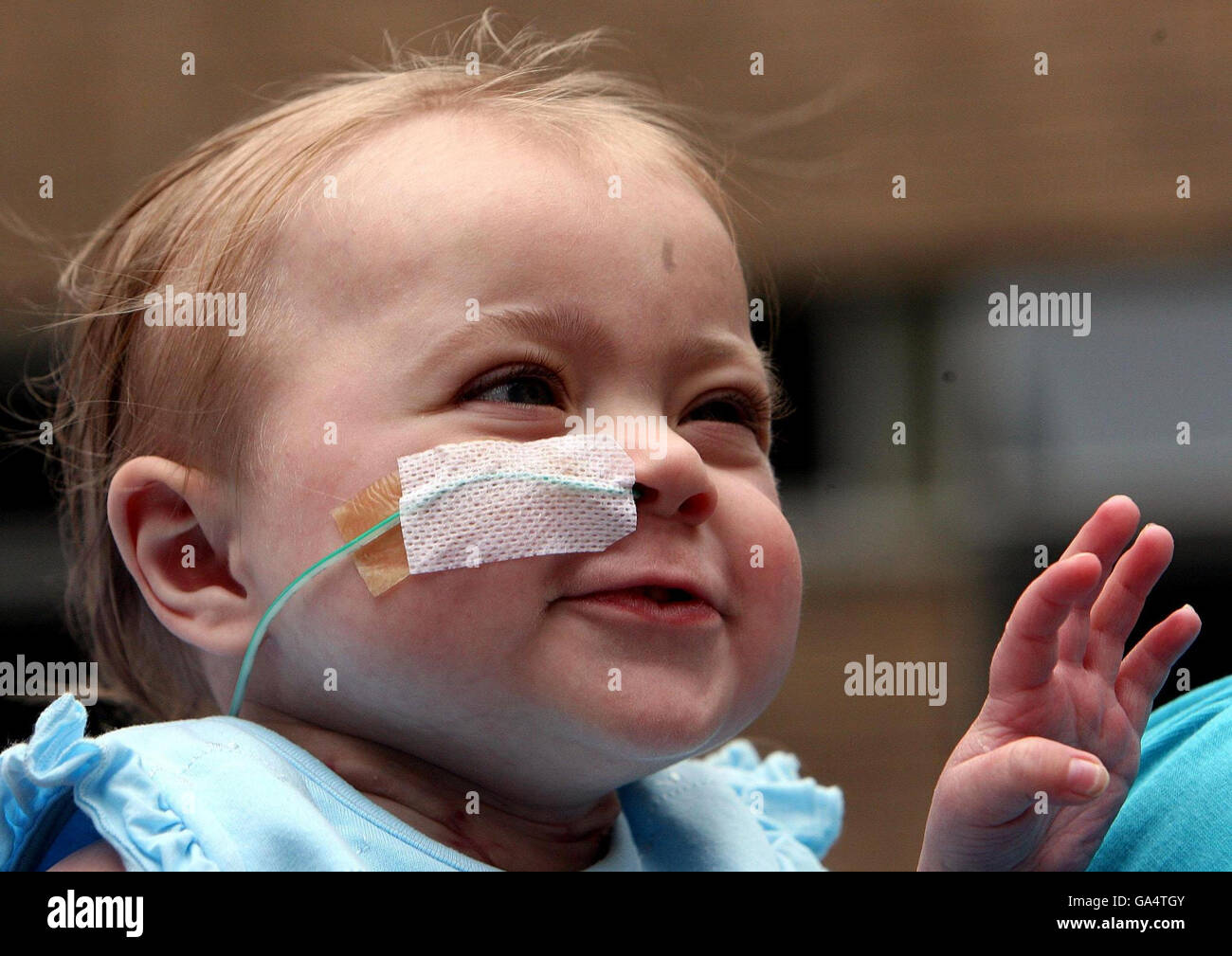 Zoe Chambers, âgé de 19 mois, de Hull avec la mère Julie quittant l'hôpital Freeman de Newcastle après avoir subi une opération de transplantation cardiaque salvante. Banque D'Images