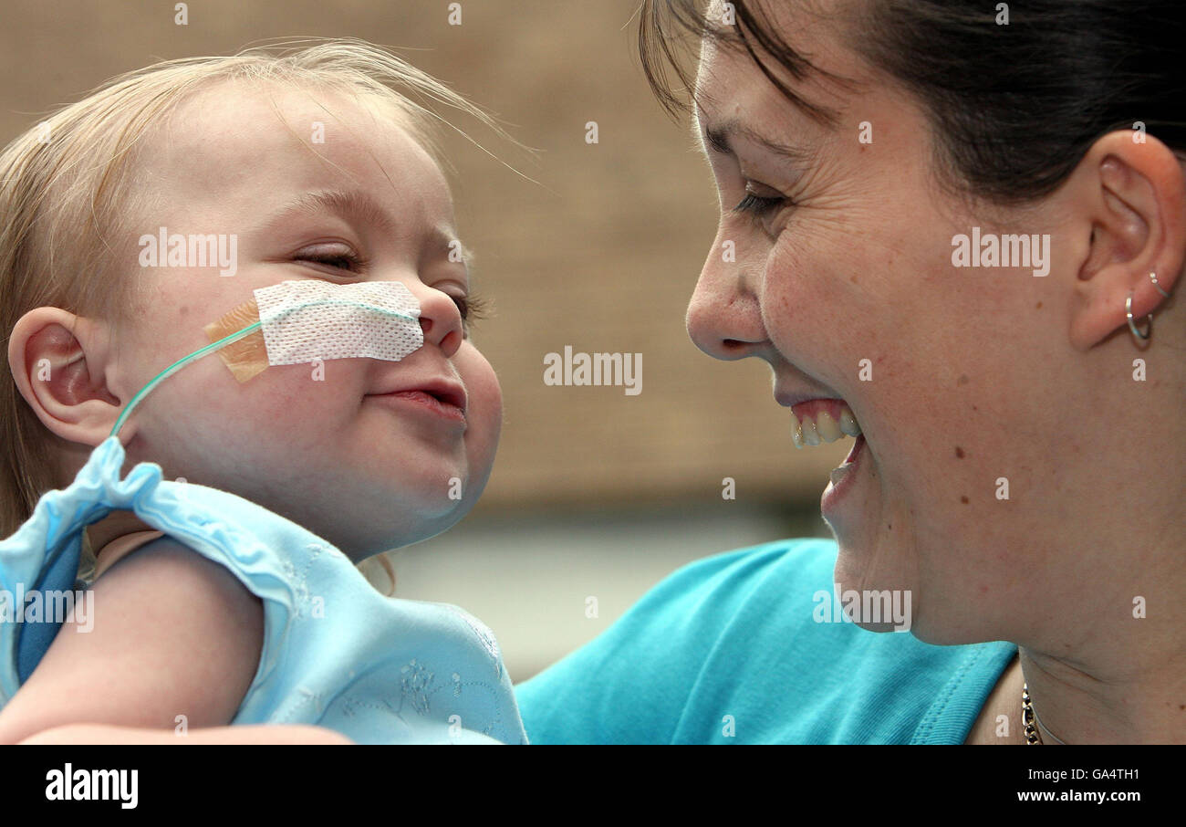 Zoe Chambers, âgé de 19 mois, de Hull avec la mère Julie quittant l'hôpital Freeman de Newcastle après avoir subi une opération de transplantation cardiaque salvante. Banque D'Images