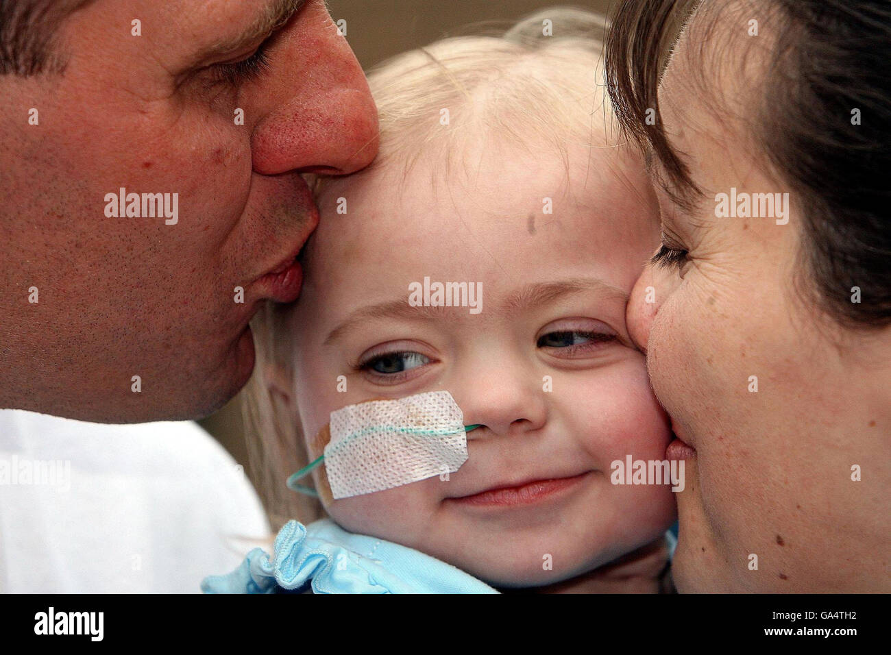 Zoe Chambers, âgé de 19 mois, de Hull avec la mère Julie quittant l'hôpital Freeman de Newcastle après avoir subi une opération de transplantation cardiaque salvante. Banque D'Images
