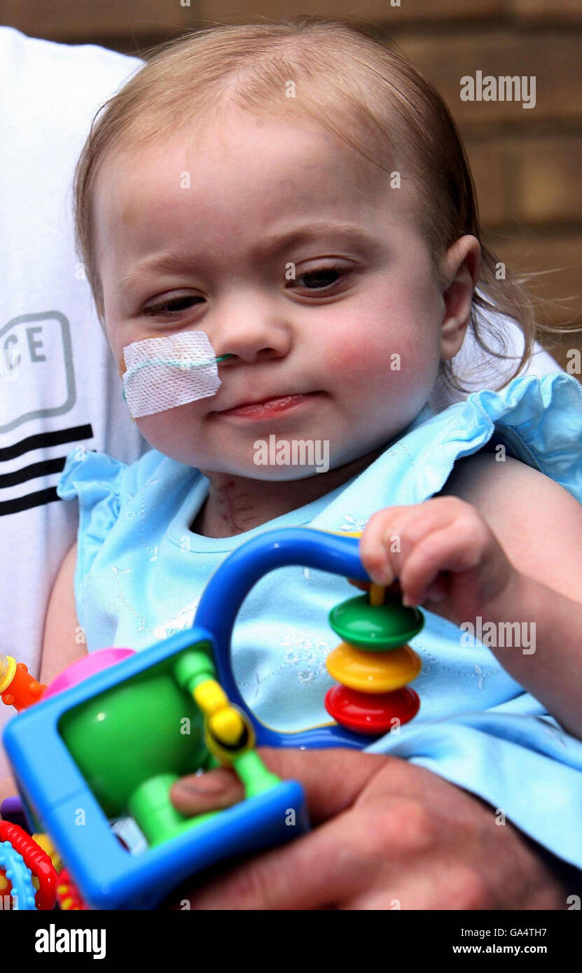 Zoe Chambers, âgé de 19 mois, de Hull avec la mère Julie quittant l'hôpital Freeman de Newcastle après avoir subi une opération de transplantation cardiaque salvante. Banque D'Images