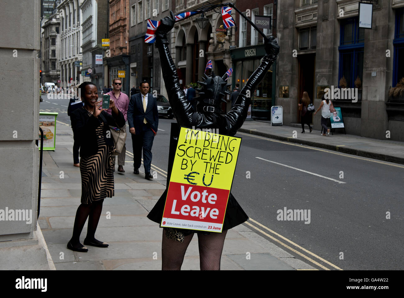 Madame la démocratie pose pour une photo alors que dans la ville de Londres. Banque D'Images