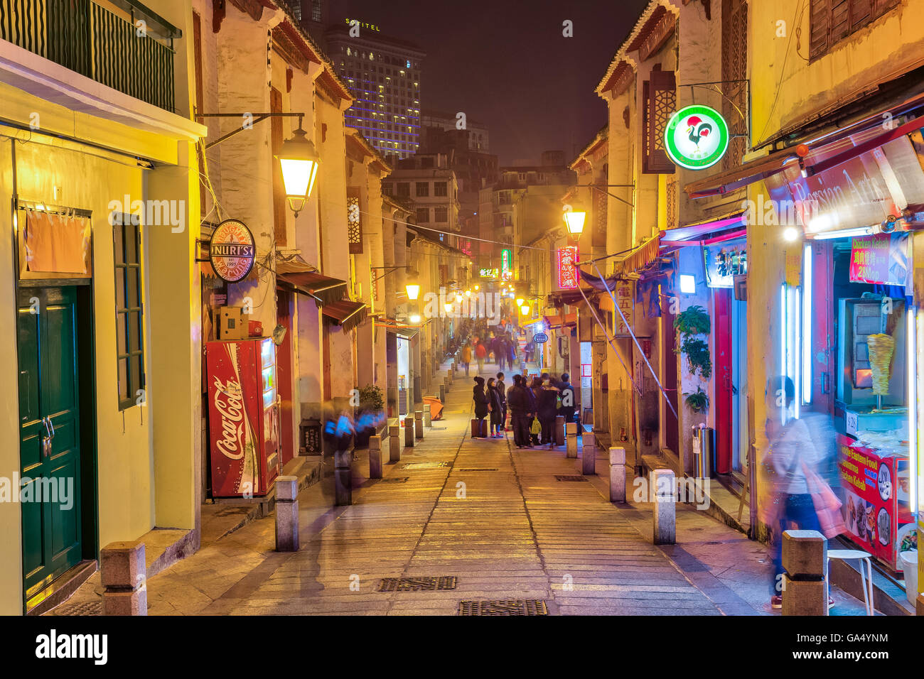 Macao, Chine - le 12 mars 2016 : la Rua da Felicidade rue le soir à Macao, Chine Banque D'Images